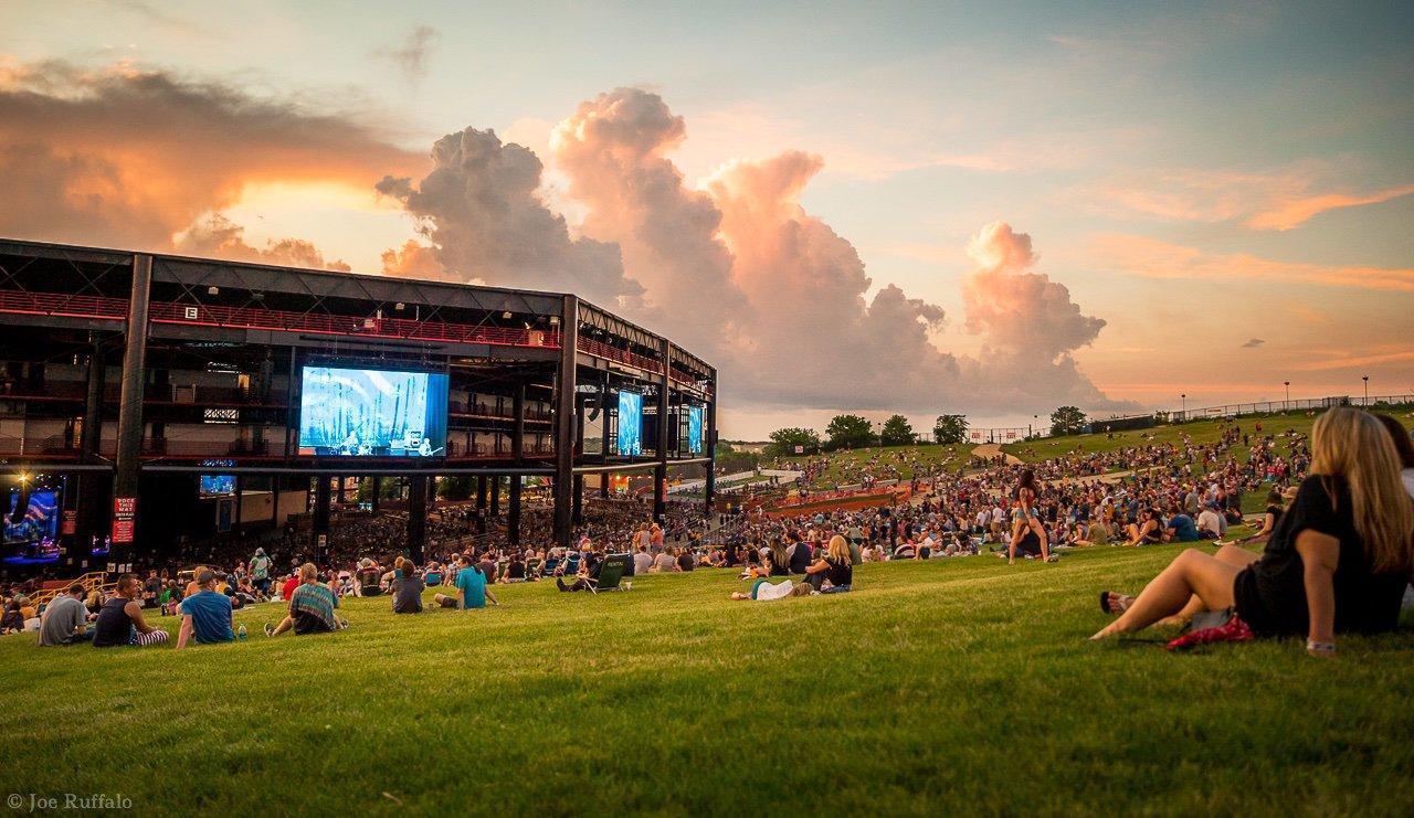 lawn chairs at hollywood casino amphitheater