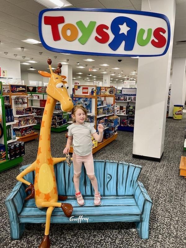 Geoffrey Giraffe Meets Eileah at Orland Square Mall